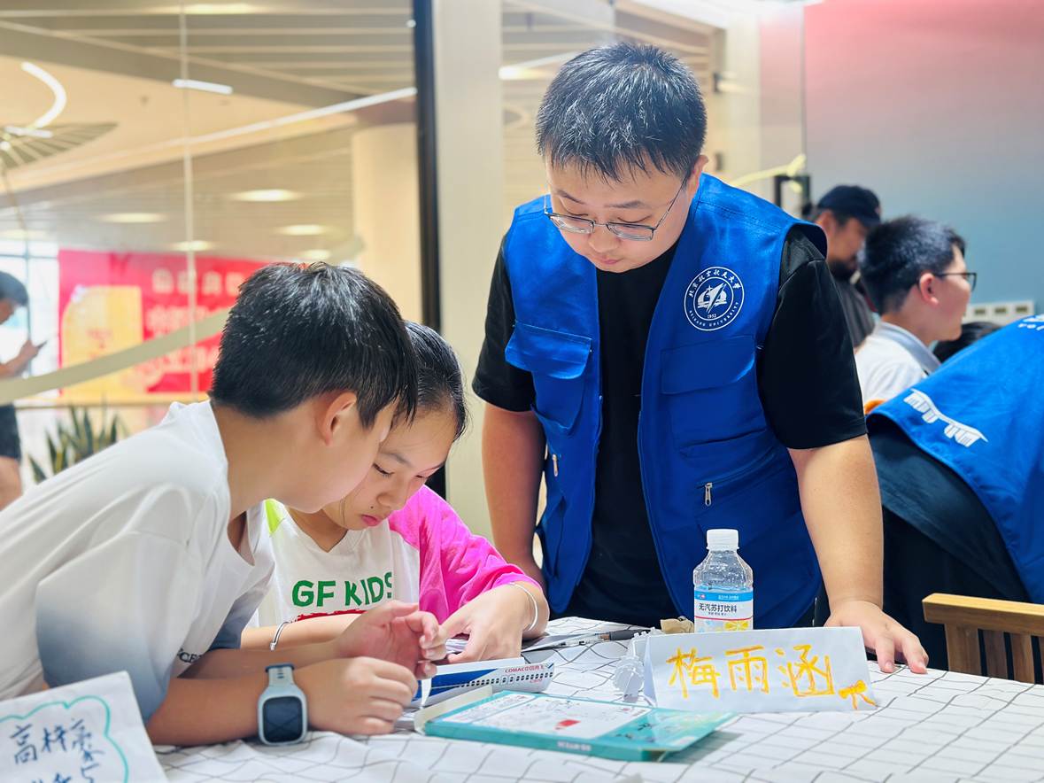 2.北航学生志愿者教暑托班的孩子制作航空模型