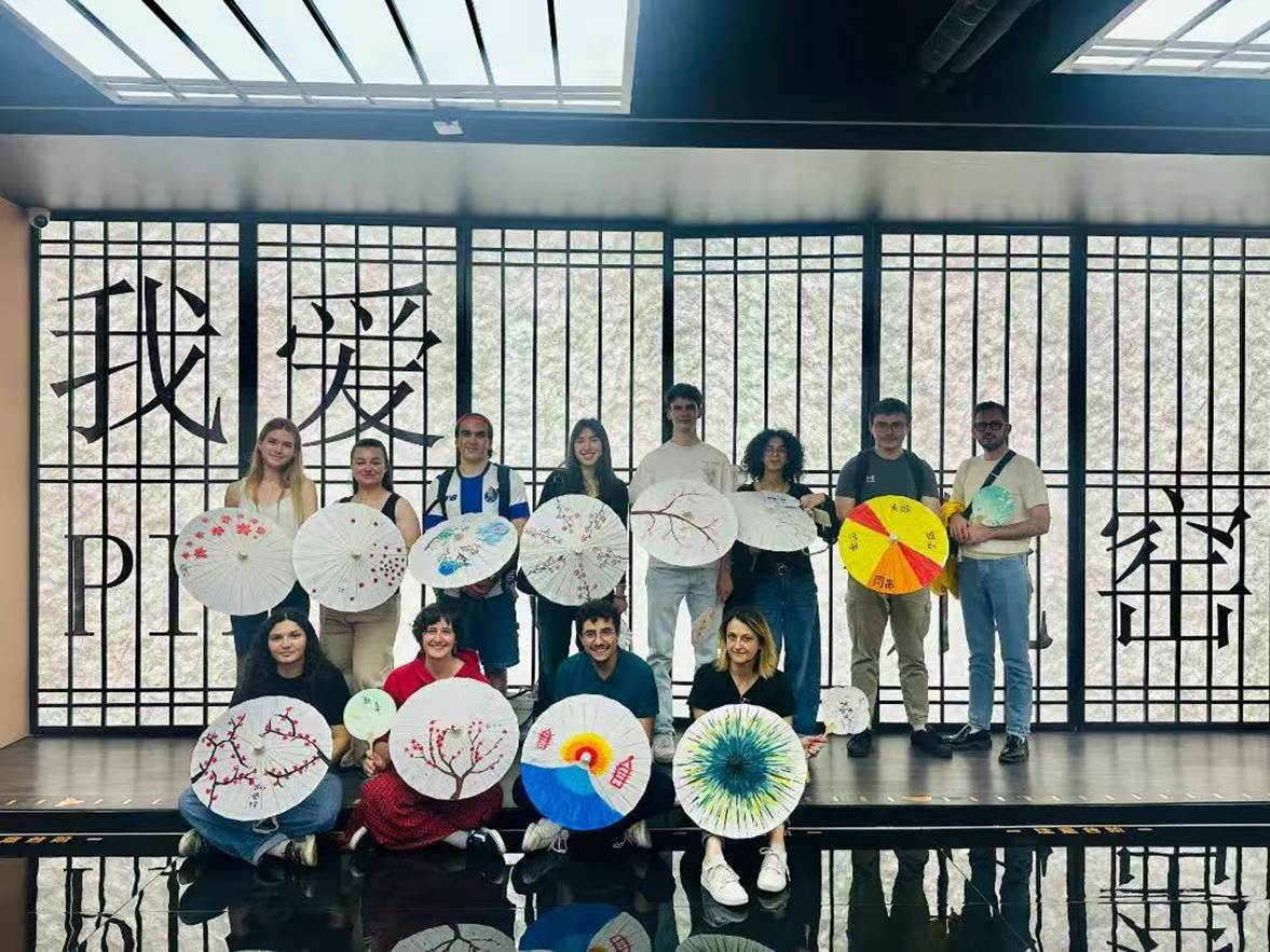 1.北航法国游学团在瓶窑党服制作非遗漆扇