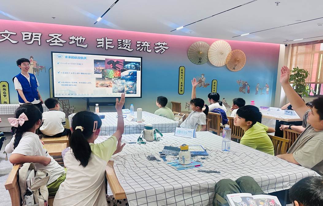 3.北航学生志愿者在党服给暑托班的孩子们讲授航空知识科普课