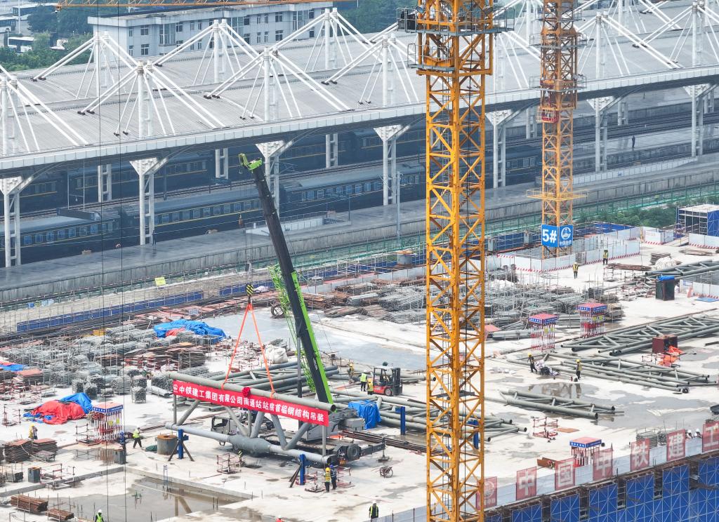 新建上海至南京至合肥高鐵南通站站房鋼結(jié)構(gòu)首節(jié)桁架吊裝完成